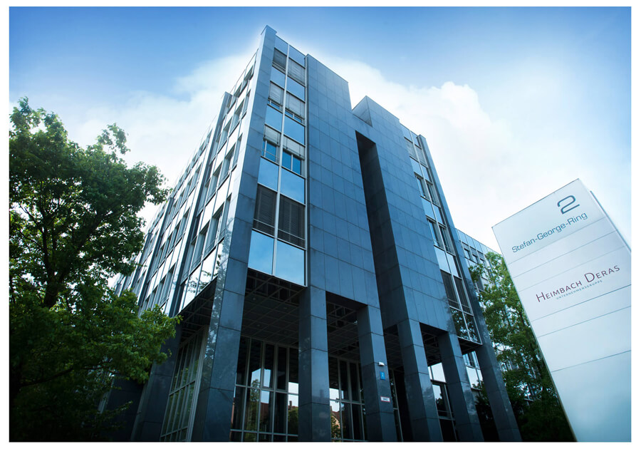 Ein imposantes Gebäude mit einem Schild, das den Namen "Deras" deutlich erkennen lässt