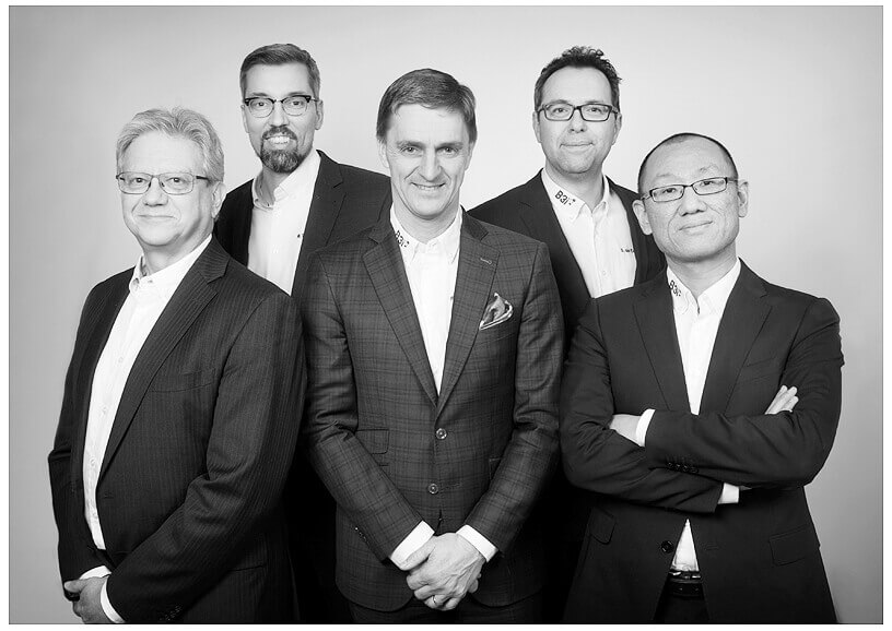 Firmenshooting für Geschäftsführer , es posieren mehrere Männer in Anzügen und Krawatten, die als Geschäftsführer gekleidet sind, schwarz-weiss