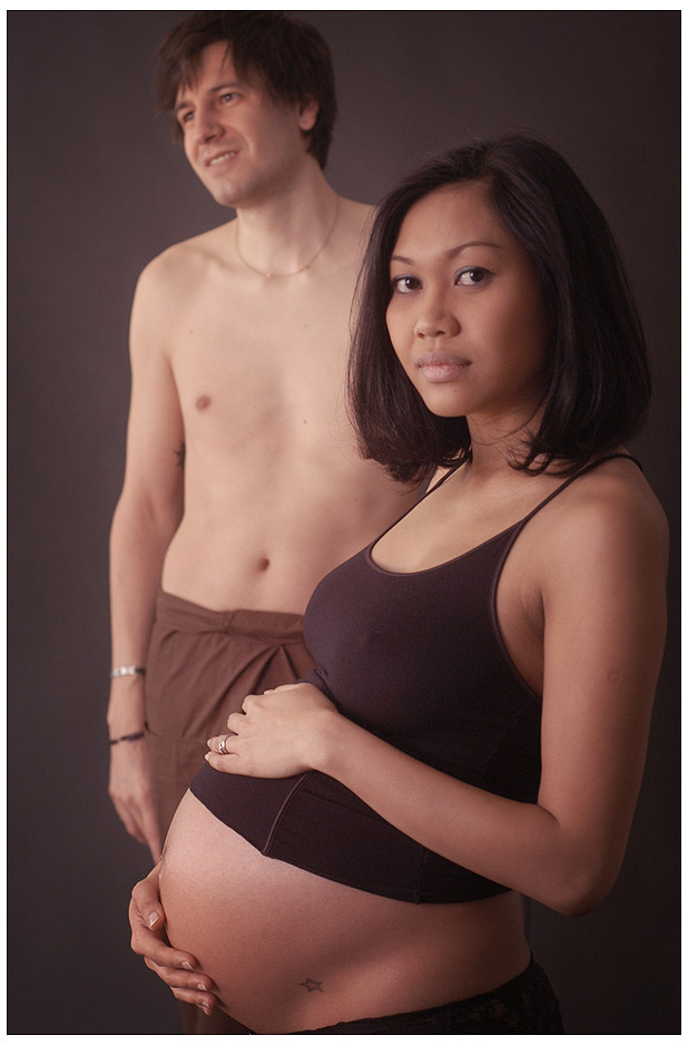 Babybauch Fotoshooting Die Frau hat eine deutliche Babybauch und der Mann steht stolz an ihrer Seite