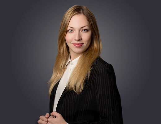 bewerbungsfotos muenchen blonde frau mit dunklem hintergrund bewerbungsfotos muenchen blonde frau mit dunklem hintergrund