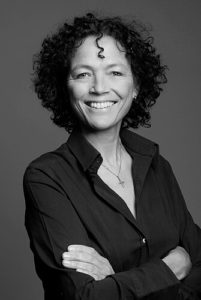bewerbungsfotos muenchen frau haende verschraenkt schwarz weiss fotostudio