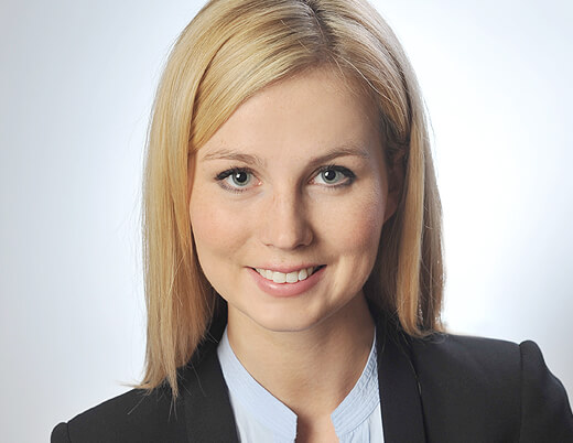 bewerbungsfotos muenchen junge blonde frau bewerbung als unternehmensberaterin blick leicht von unten bewerbungsfotos muenchen junge blonde frau bewerbung als unternehmensberaterin blick leicht von unten