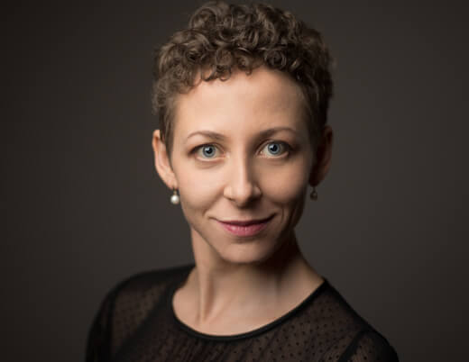 bewerbungsfotos_muenchen dunkler hintergrund frau kurzer haarschnitt bewerbungsfotos_muenchen dunkler hintergrund frau kurzer haarschnitt