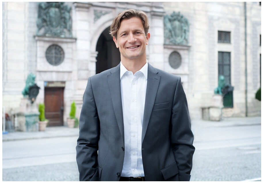 business portrait_muenchen mann_geschaeftsfuehrer stehend locker in der residenzstraße münchen