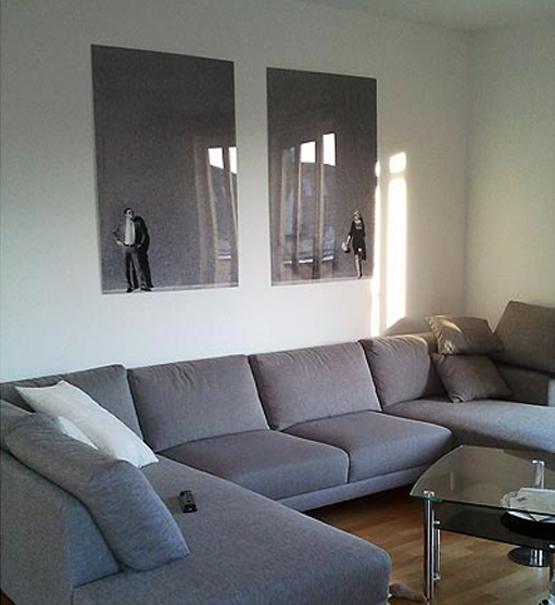 Acryl-Wandbilder, hängend über ein Sofa, die Sonne scheint ins Fenster