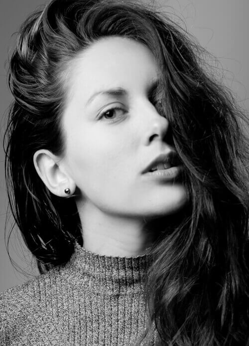 fotostudio muenchen beauty model langes haar schwarz weisses foto