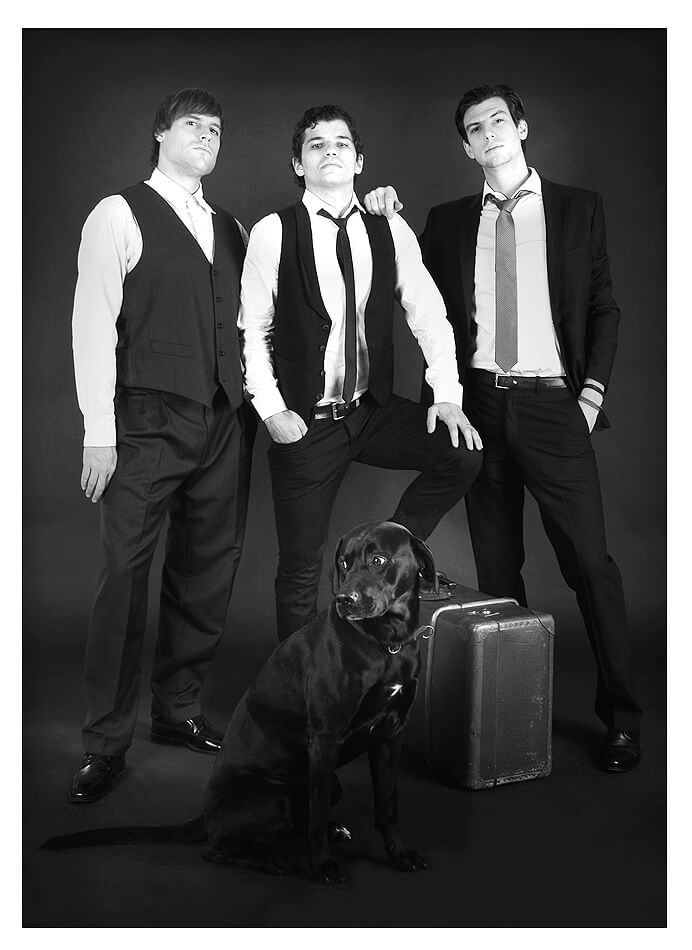 Ein schwarzer Vierbeiner, der mit seiner Energie und seinem Charme die Aufmerksamkeit auf sich zieht und Teil eines Junggesellenabschieds zu sein scheint