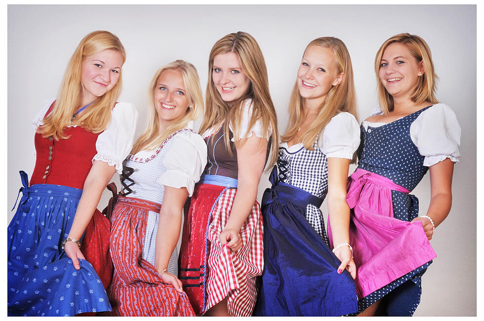 Junggesellenabschied, fünf Junge Mädchen in Tracht, alle stehen seitlich und lachen die Kamera an