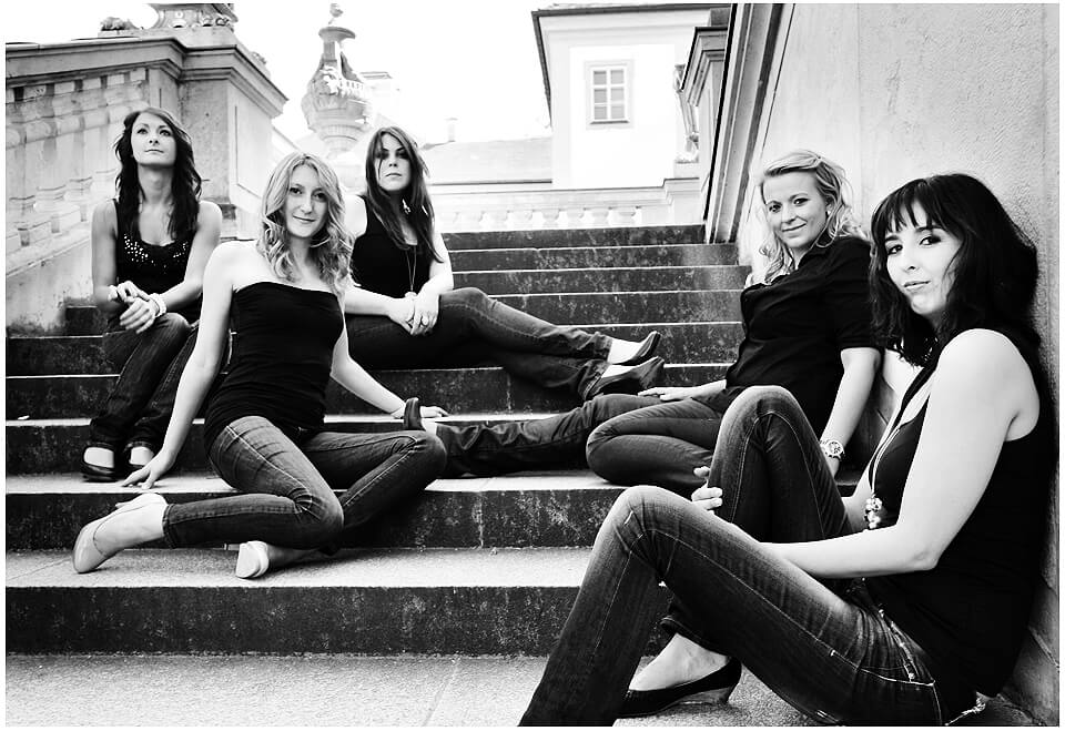 Junggesellenabschied, Eine Gruppe von fünf Frauen sitzt auf den Stufen, schwarz-weisses Foto