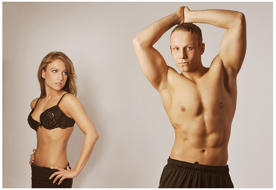 Ein Mann Bodybuilder und seine Freundin zeigen sich in Unterwäsche bei einem Paarshooting