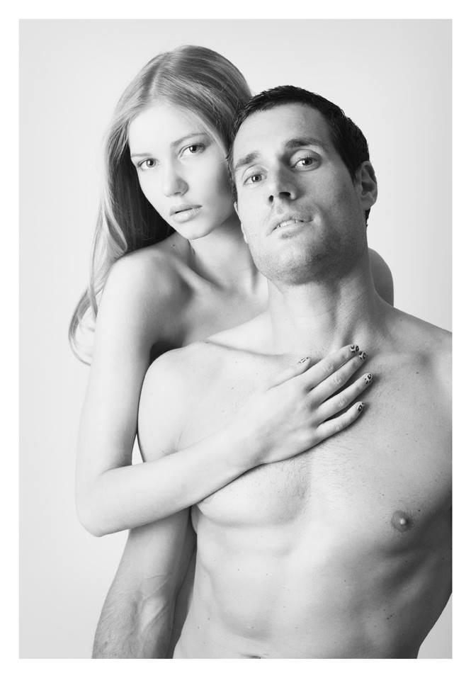 Ein Paar präsentiert sich in schwarz-weiß für ein professionelles Paar Fotoshooting, halbnackt