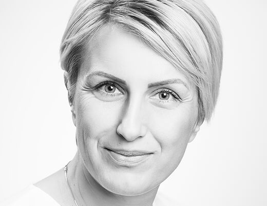 professionelle bewerbungsfoto muenchen schwarz weiss frau, frontaler blick, querformat geschnitten