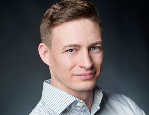 professionelle bewerbungsfotos muenchen mann legere im hemd, dunkler hintergrund professionelle bewerbungsfotos muenchen mann legere im hemd, dunkler hintergrund