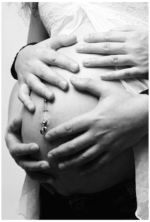Schwangerschaftsfoto fotostudio haende von mann und frau auf dem Bauch