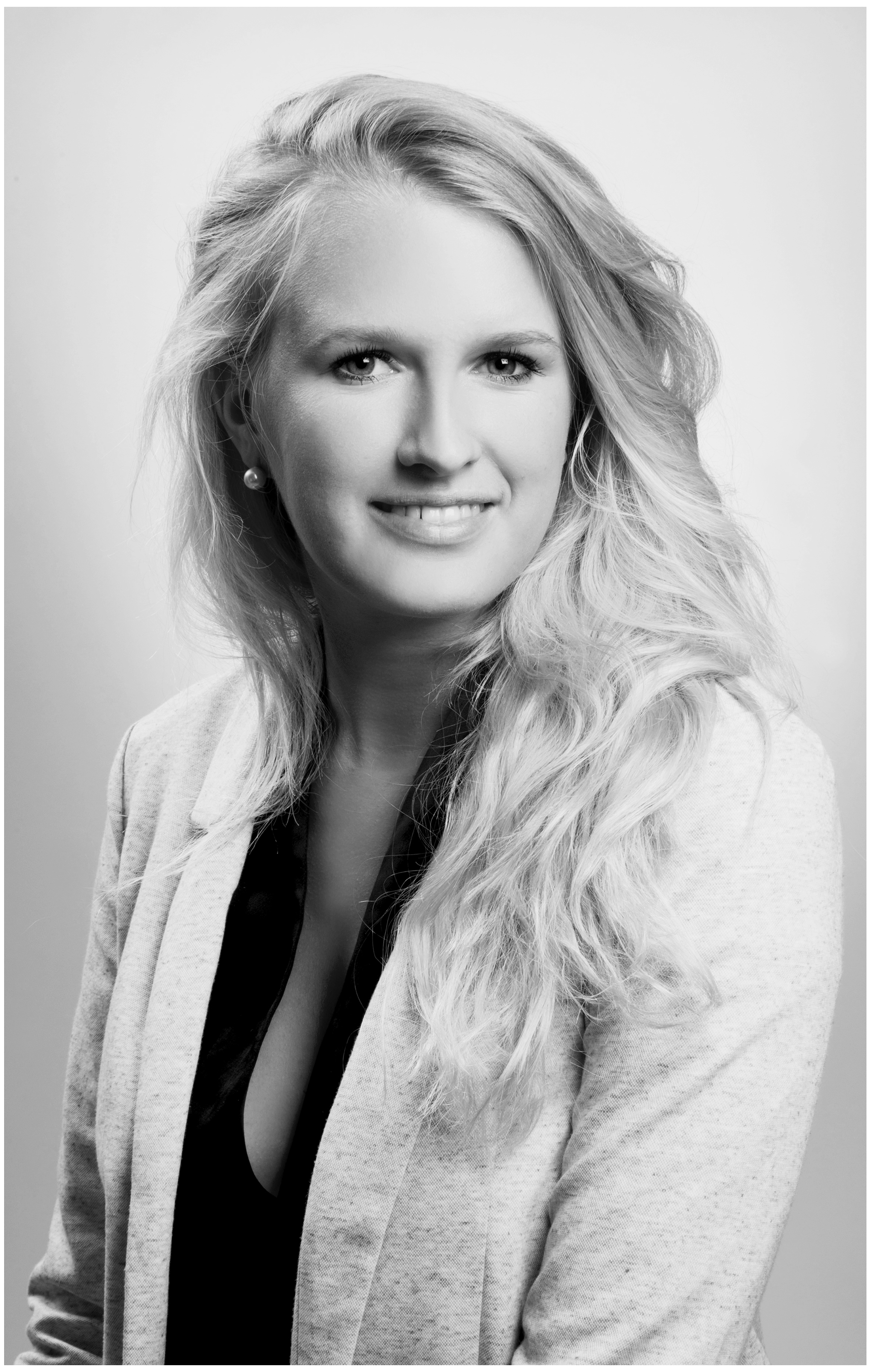 schwarzweiss-portrait-blonde-komparsin-mit-elegantem-blick