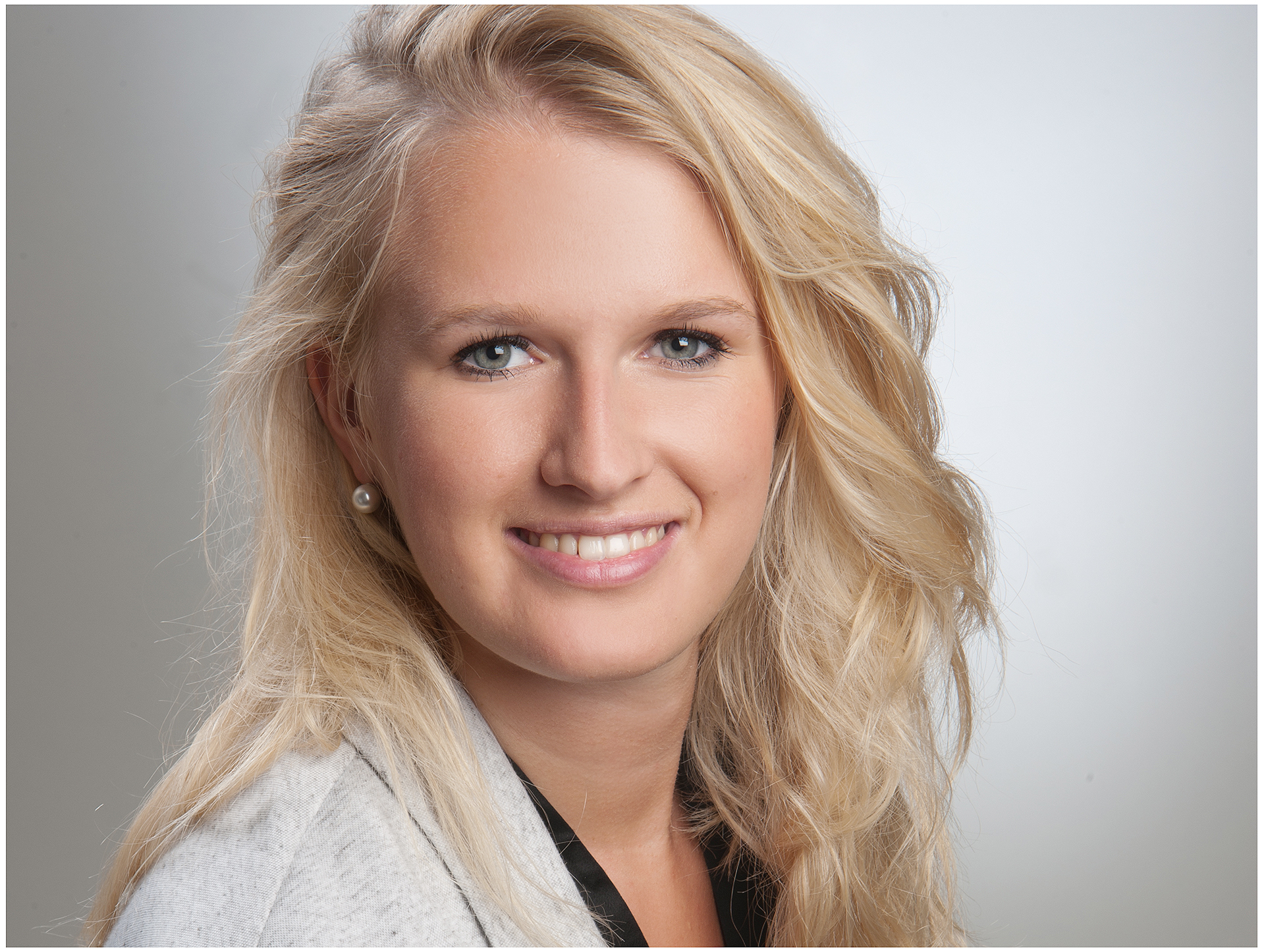 professionelles-business-portrait-komparsin-mit-freundlichem-lächeln