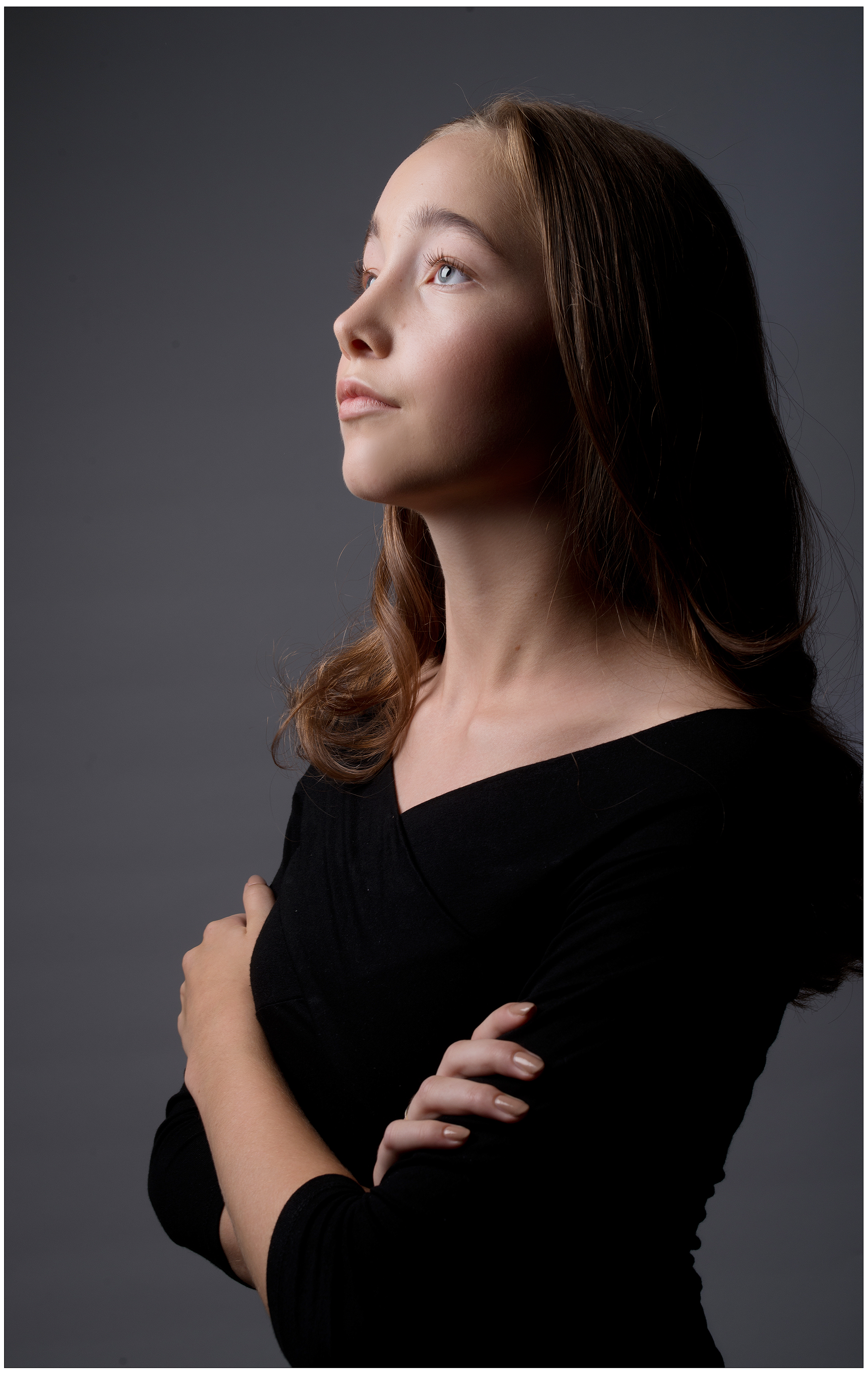 profilaufnahme-im-studio-seitlicher-blick-nach-oben-klare-linien-und-weiches-seitenlicht