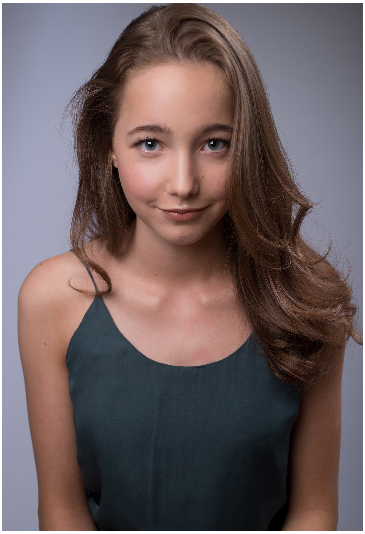 studio-portrait-junges-maedchen-mit-blaugrauen-augen-sanftes-licht-ruhiger-ausdruck-fotografie-fuer-sedcard