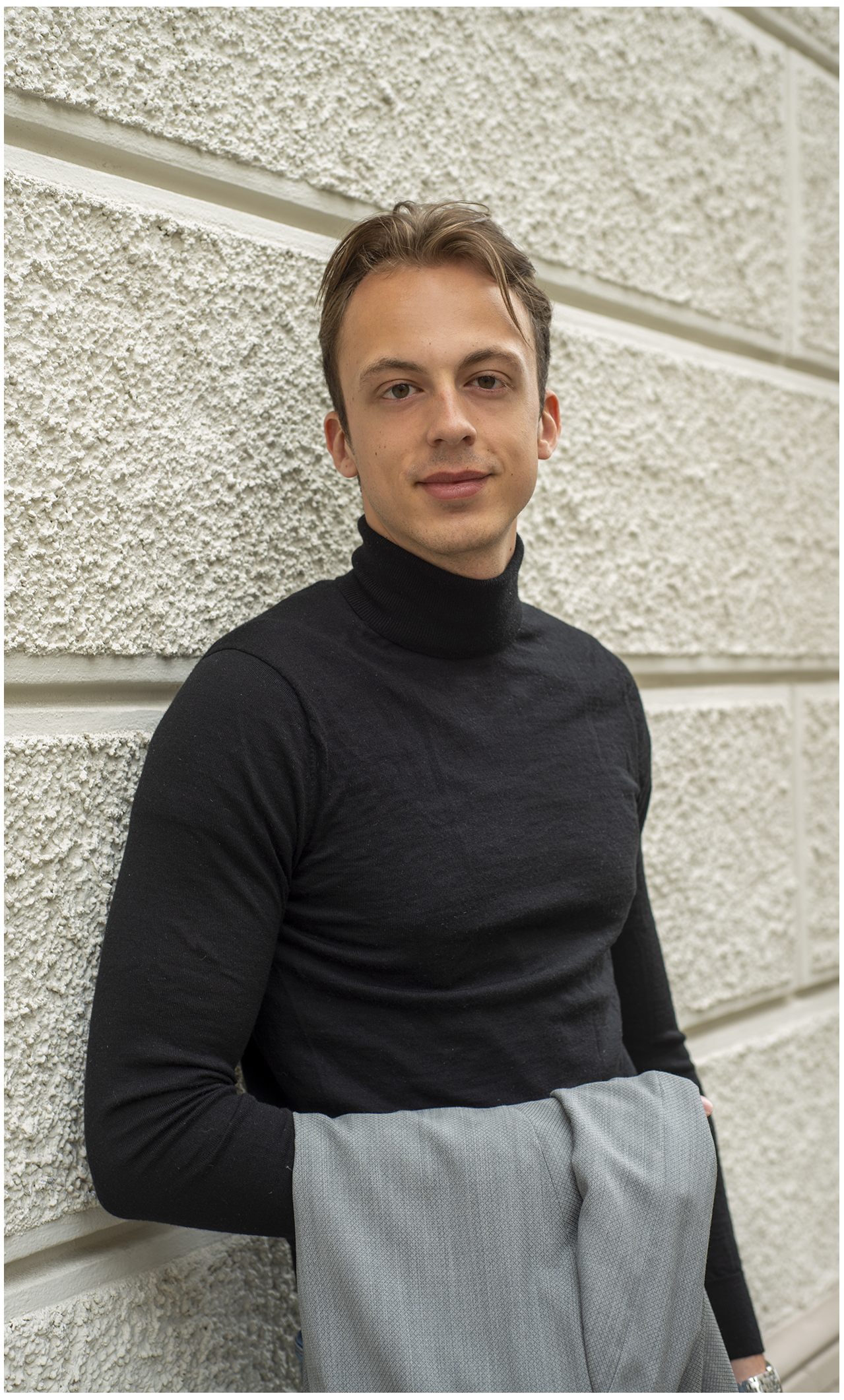 casual-business-portrait-junger-mann-schwarzer-rollkragenwand-selbstbewusster-blick-minimalistischer-stil-modern-urban