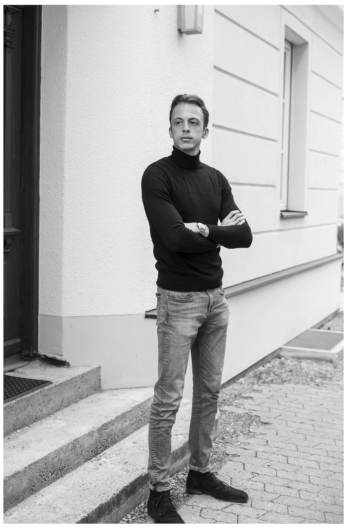 business-portrait-mann-grauer-blazer-backsteinwand-klassisch-serioes-authentisch