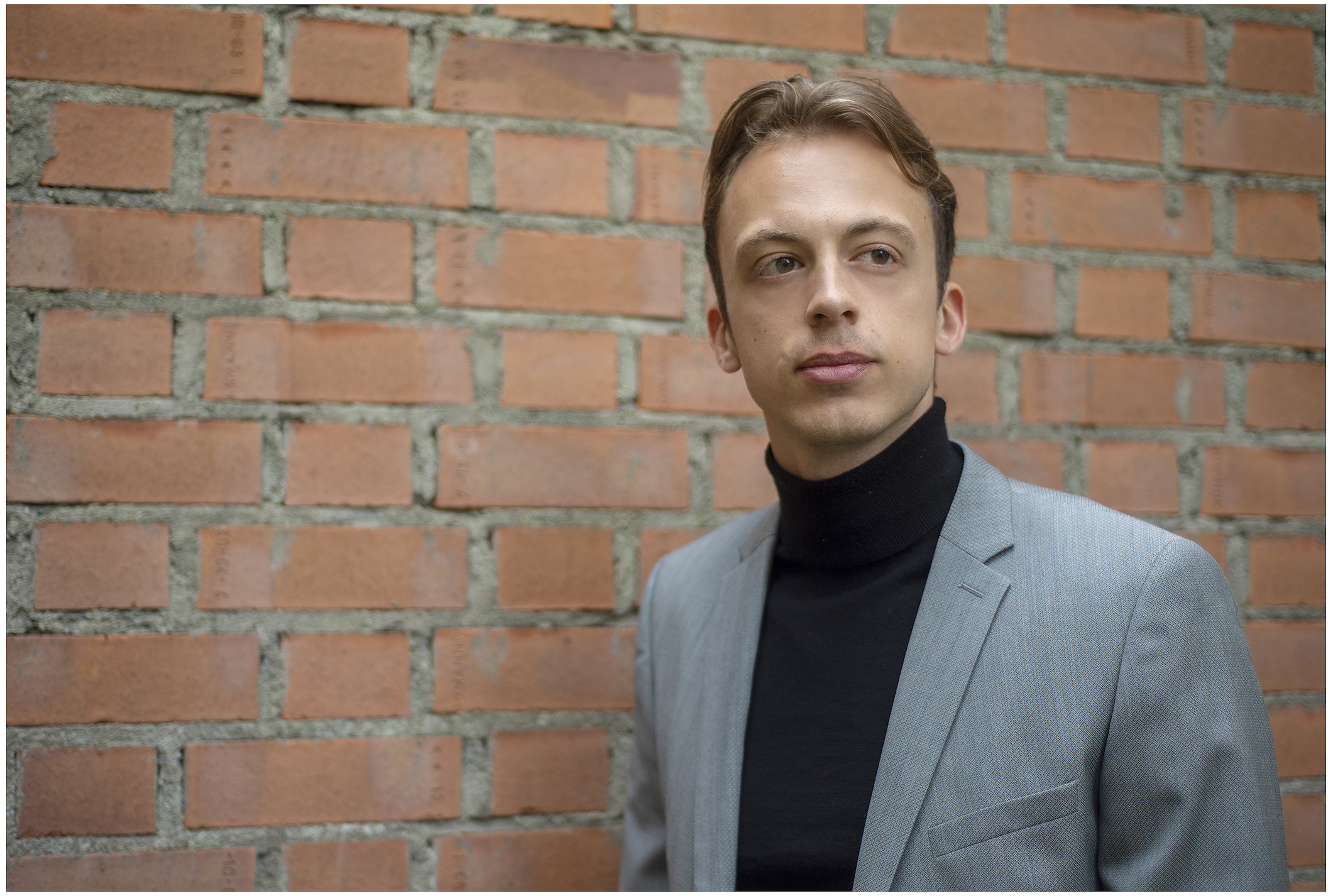 outdoor-sedcard-schwarzweiss-portrait-mann-jeans-rollkragen-natuerliches-licht-charakterstudie