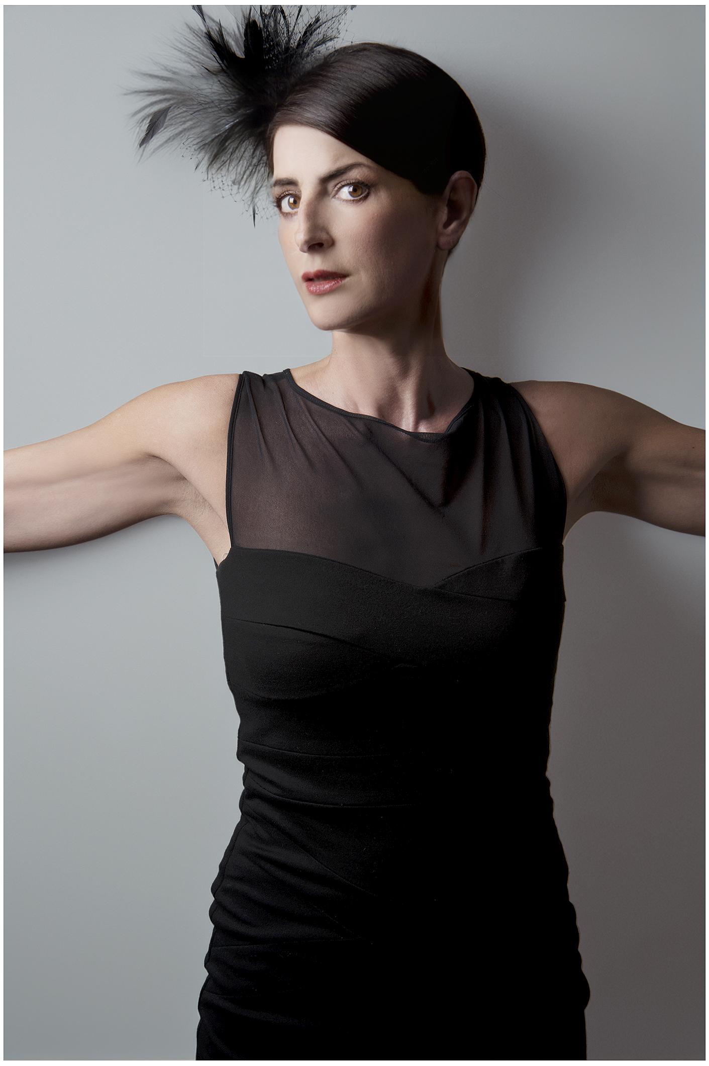 sedcard model im Studio und Outdoor Elegantes Beauty- und Model Fotoshooting in München – Best-Age Model Tanja in schwarzem Kleid mit Kopfschmuck, starke Pose und intensiver Blick