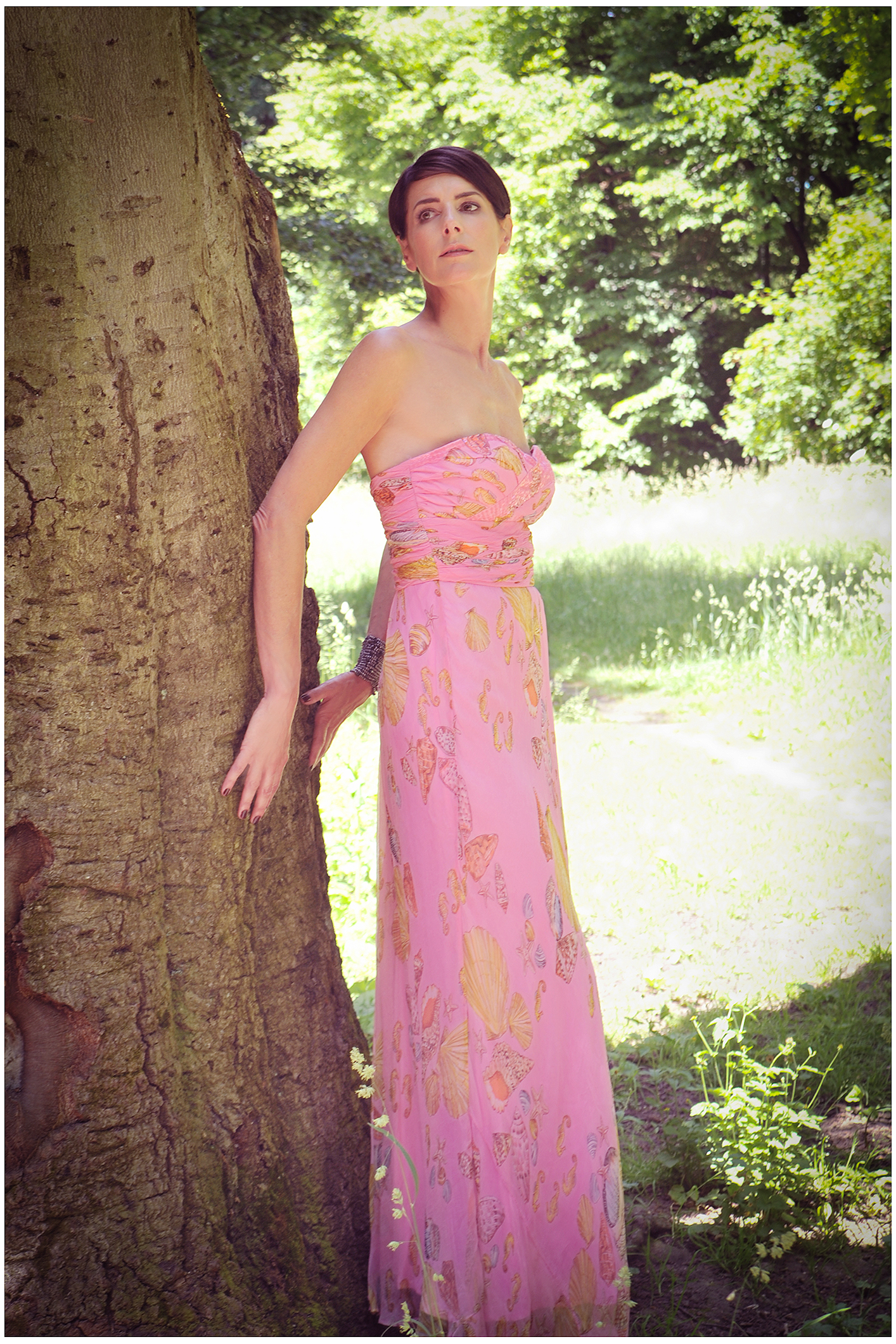 Beauty Shooting mit Best-Age Model Tanja in München – zartes rosa Kleid, natürliche Anmut im Sonnenlicht eines Sommerparks