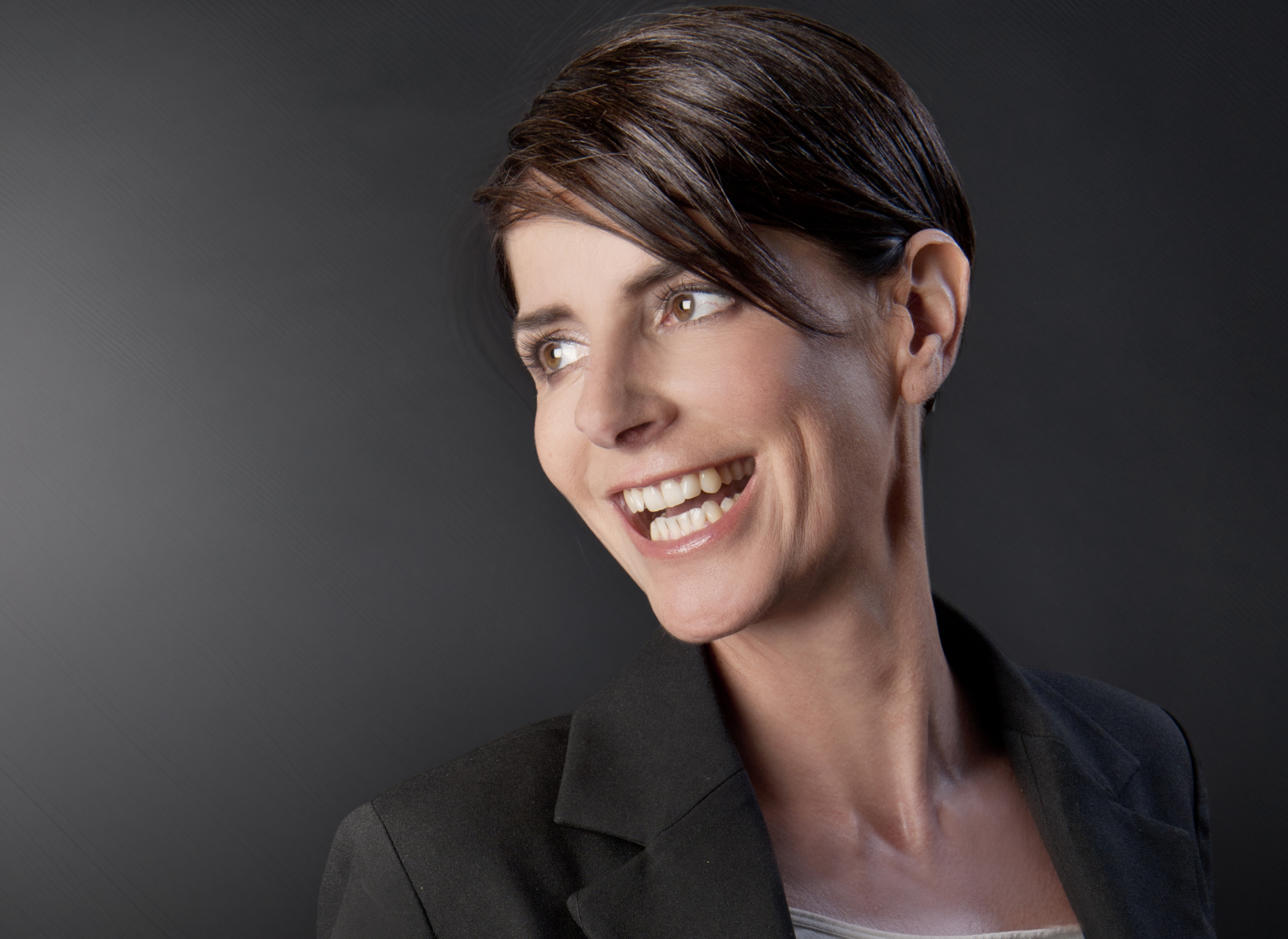 Best-Age Model Tanja lacht beim Beauty Shooting im Fotostudio München – natürliches Business-Portrait mit Ausstrahlung und Charme