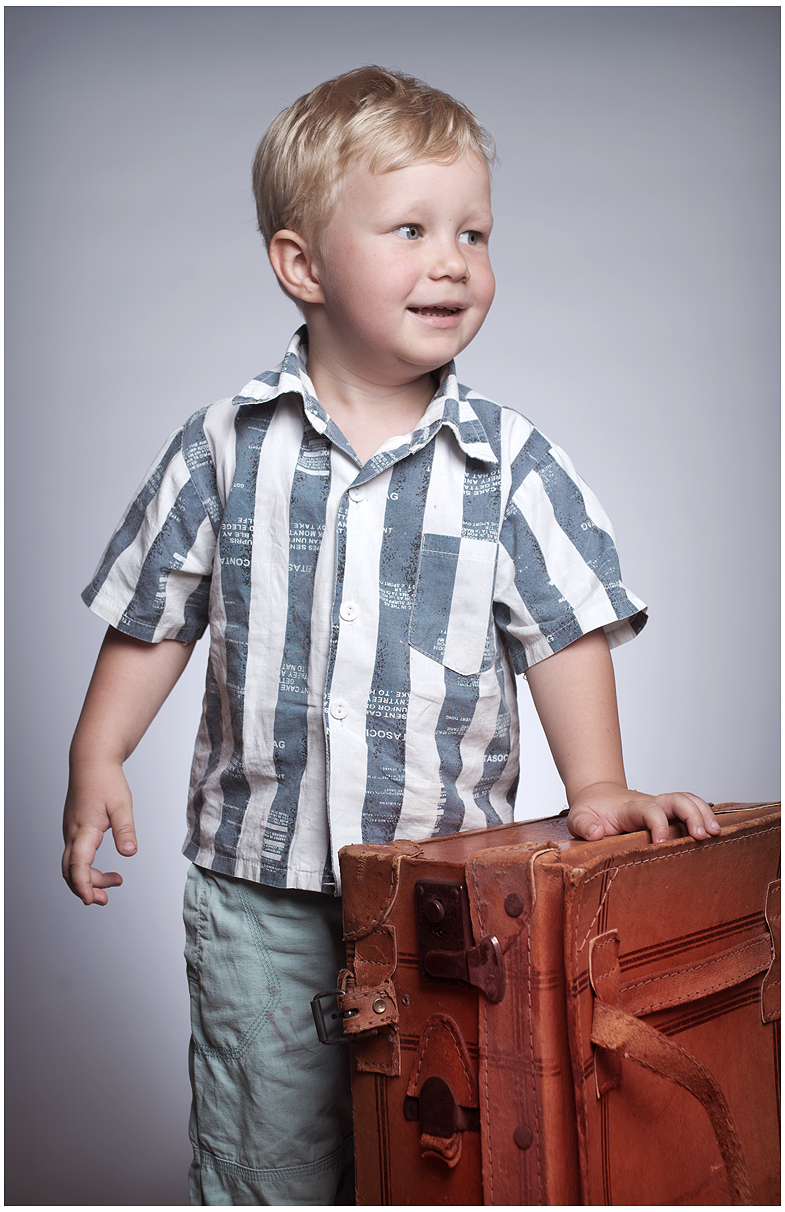 Kinder & Familienfotografie - Kleiner Junge mit dem alten Koffer