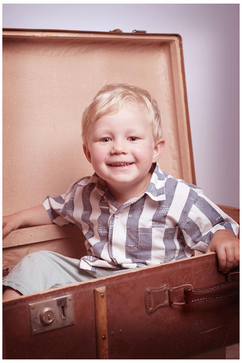 Kinder & Familienfotografie - Kleiner Junge in einem alten Koffer