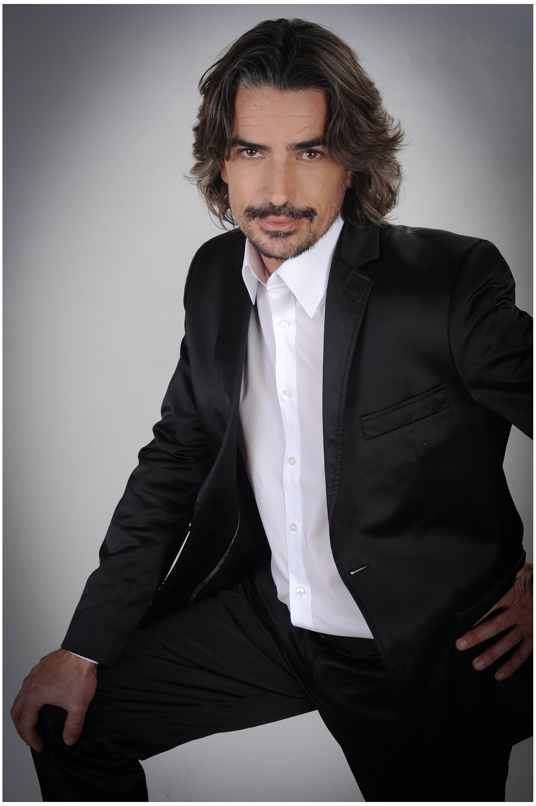 Maennliches-Model-mit-Schal-im-Studio-eleganter-Business-Look-mit-modernem-Touch