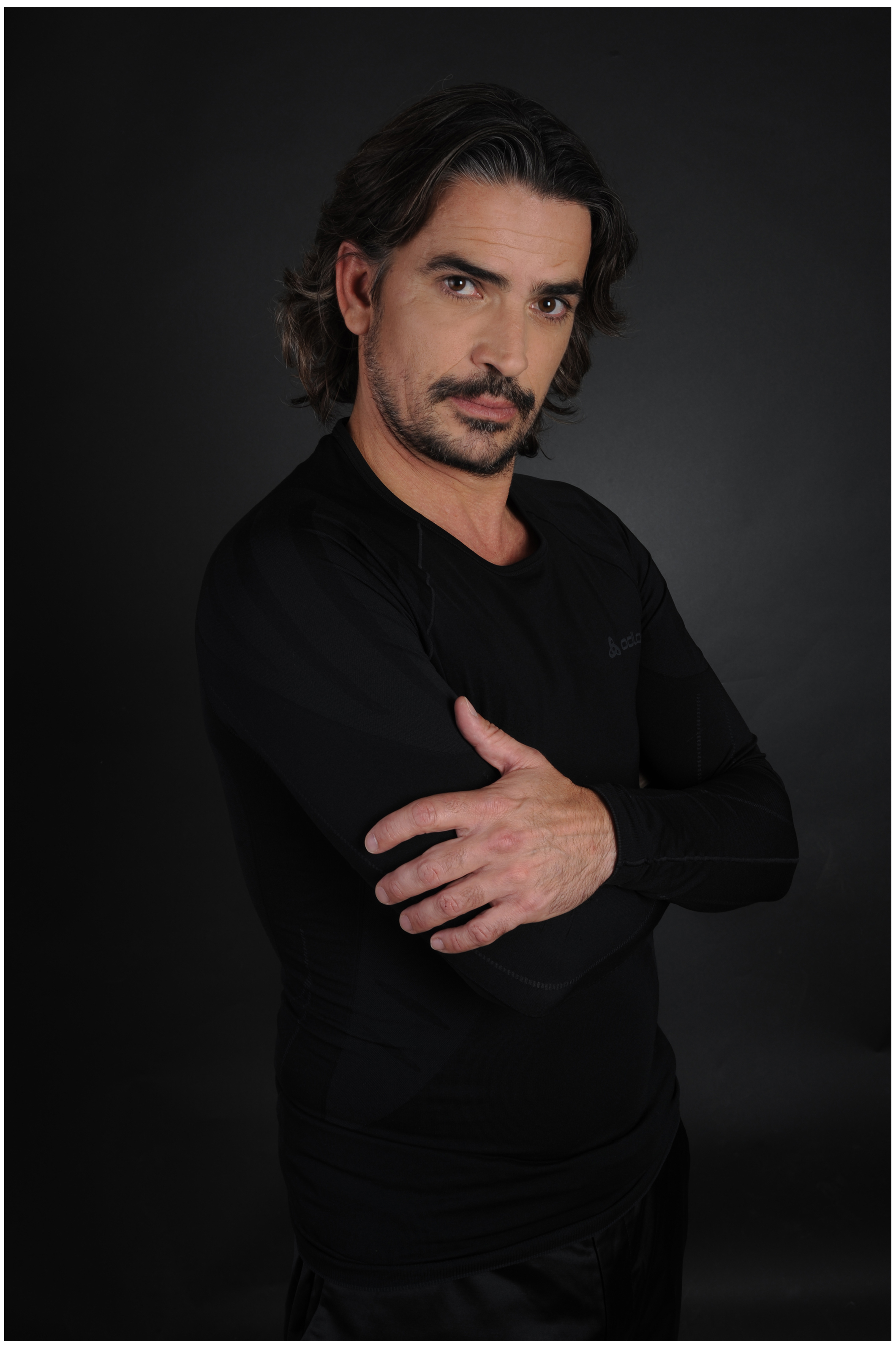 Natuerliches-Maennerportrait-im-Studio-mit-dunklem-Hintergrund-und-entspanntem-Ausdruck