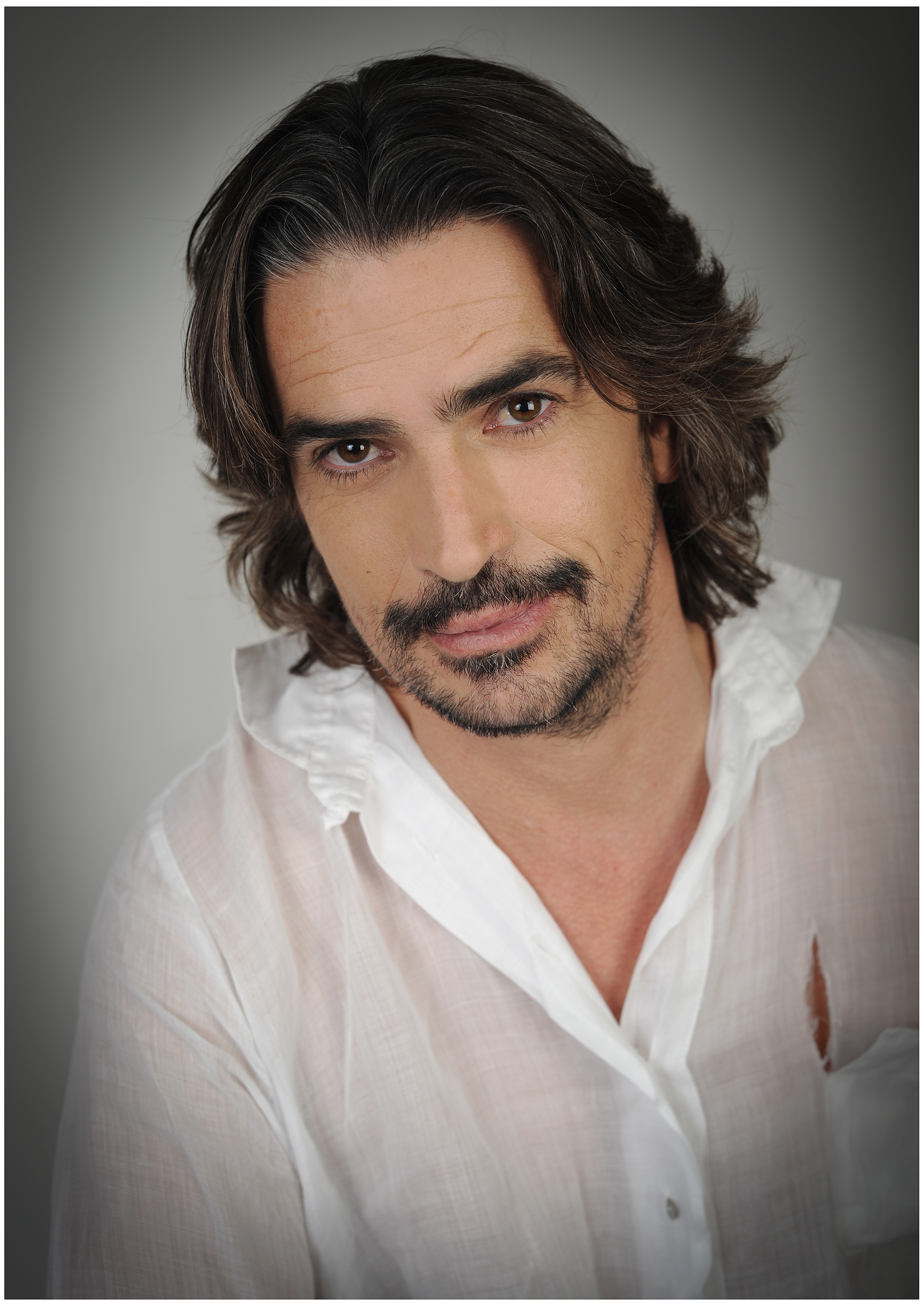 Natuerliches-Maennerportrait-mit-weissem-Hemd-und-weichem-Licht-für-Sedcard-Shooting