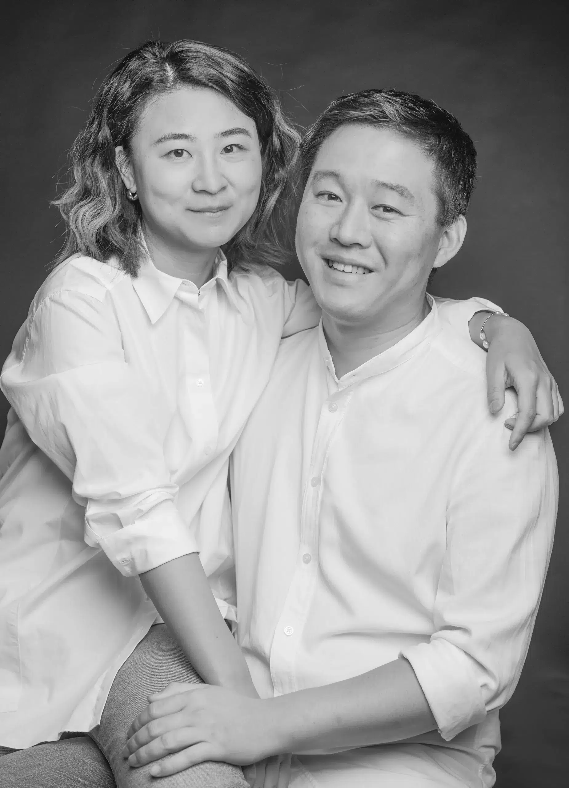 Ein schwarz-weiß Foto zeigt ein verliebtes Pärchen, das für die Kamera posiert. Die beiden strahlen Glück und Zuneigung aus.