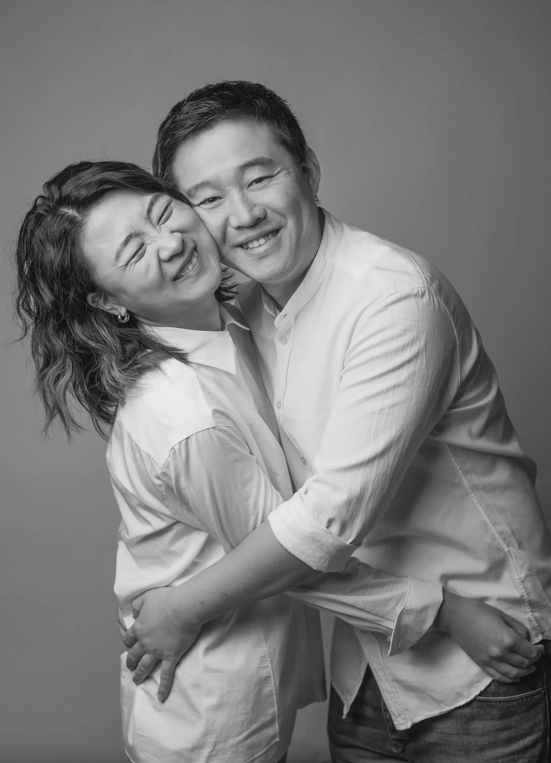 Ein Paar umarmt sich liebevoll auf einem schwarz-weiß Foto