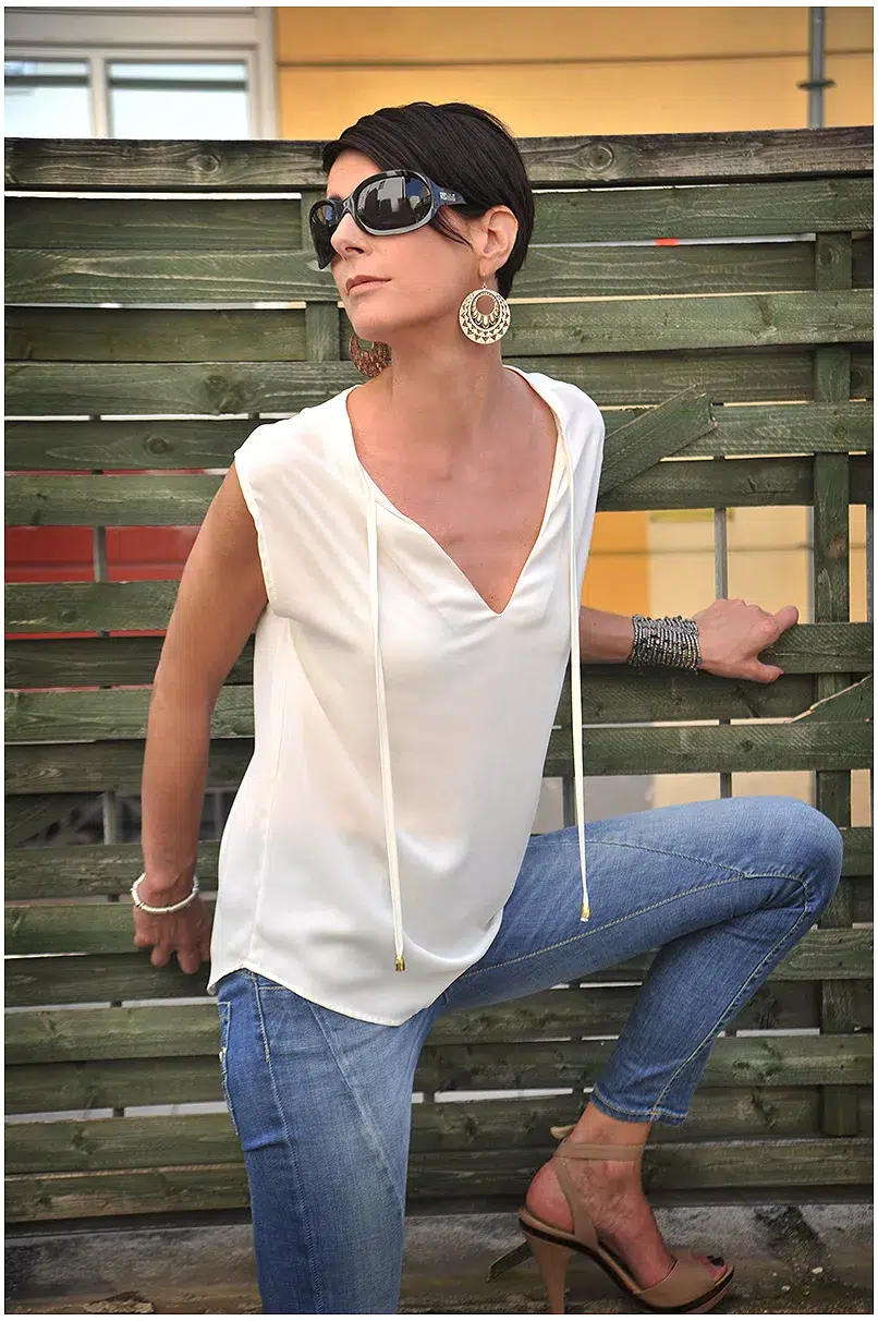 Beauty Fotoshooting im Studio und Outdoor junge Frau steht in Outfit und Jeans