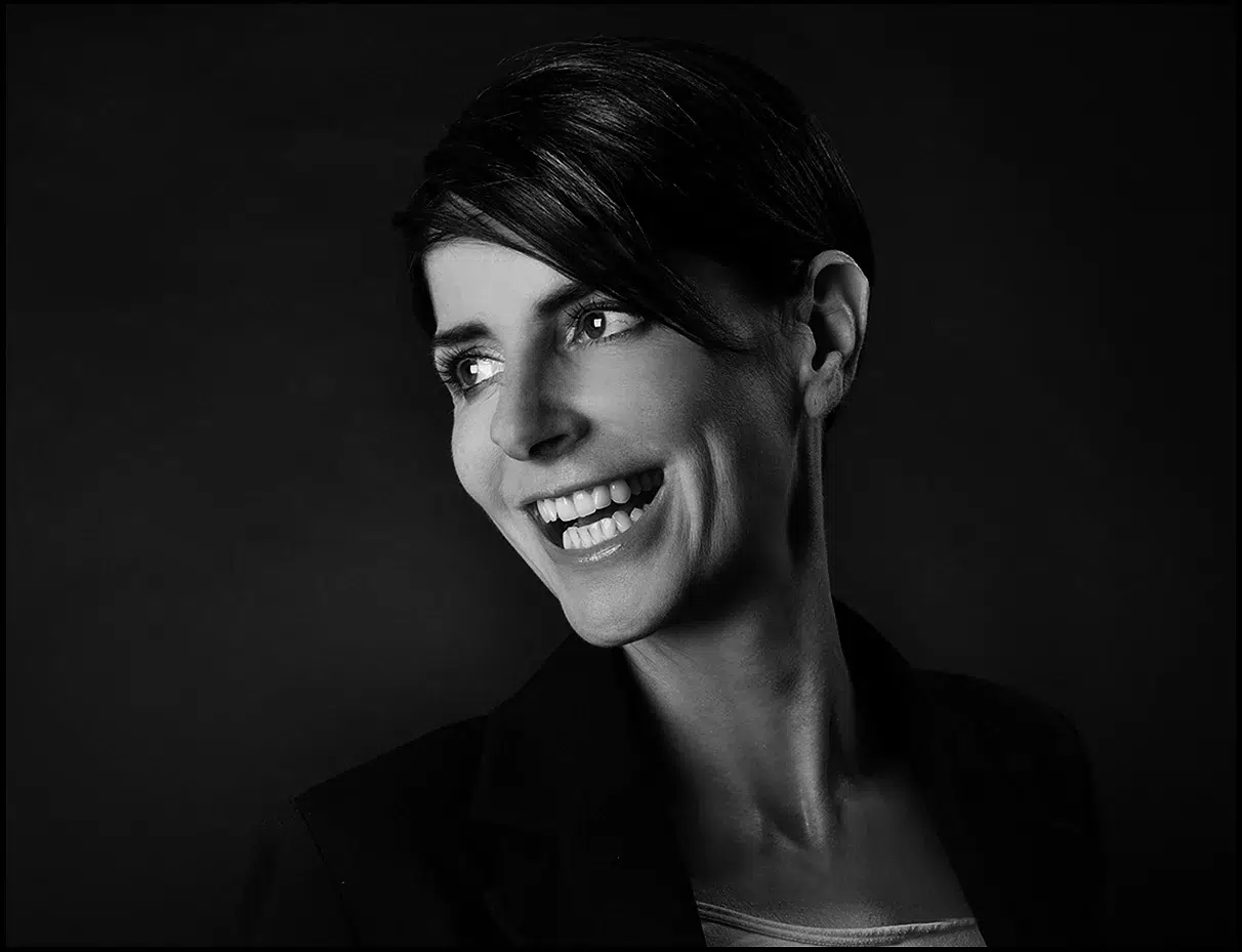 Beauty Fotoshooting im Studio und Outdoor junge Frau schwarz-weisses Portrait, Frau lächelt seitlich
