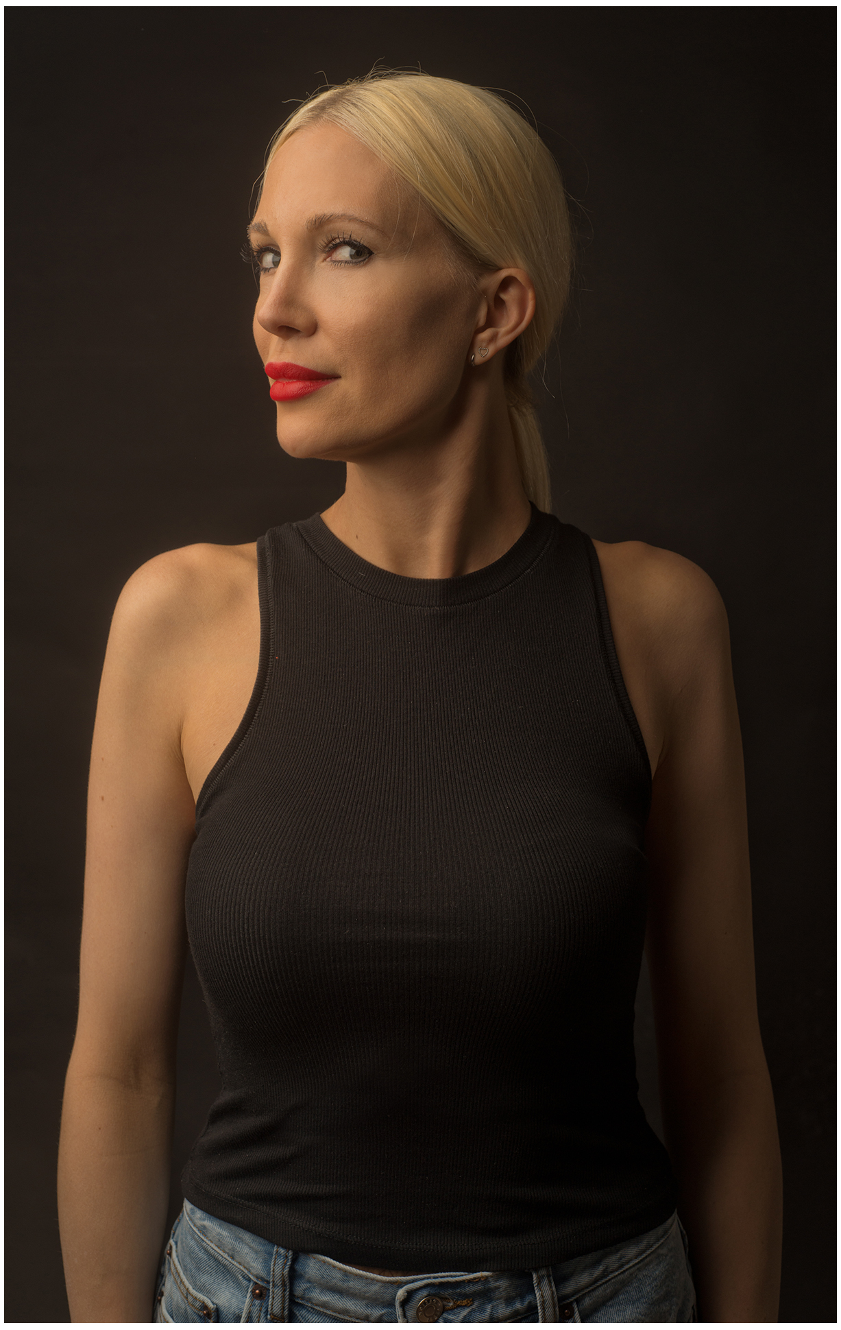 Nahaufnahme von Best Age Model Claire mit intensivem Blick und Ausdruck