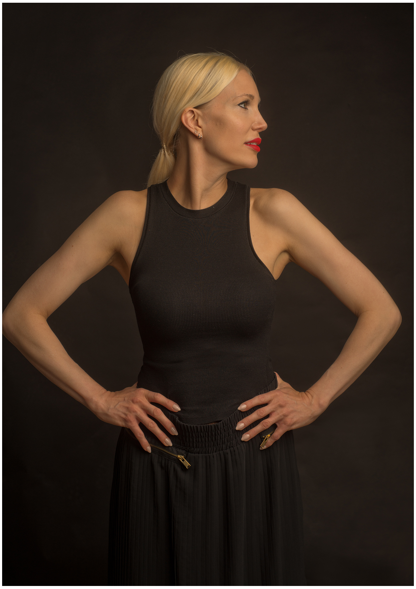 Seitliches Profil von Model Claire mit elegantem Ausdruck im Studio