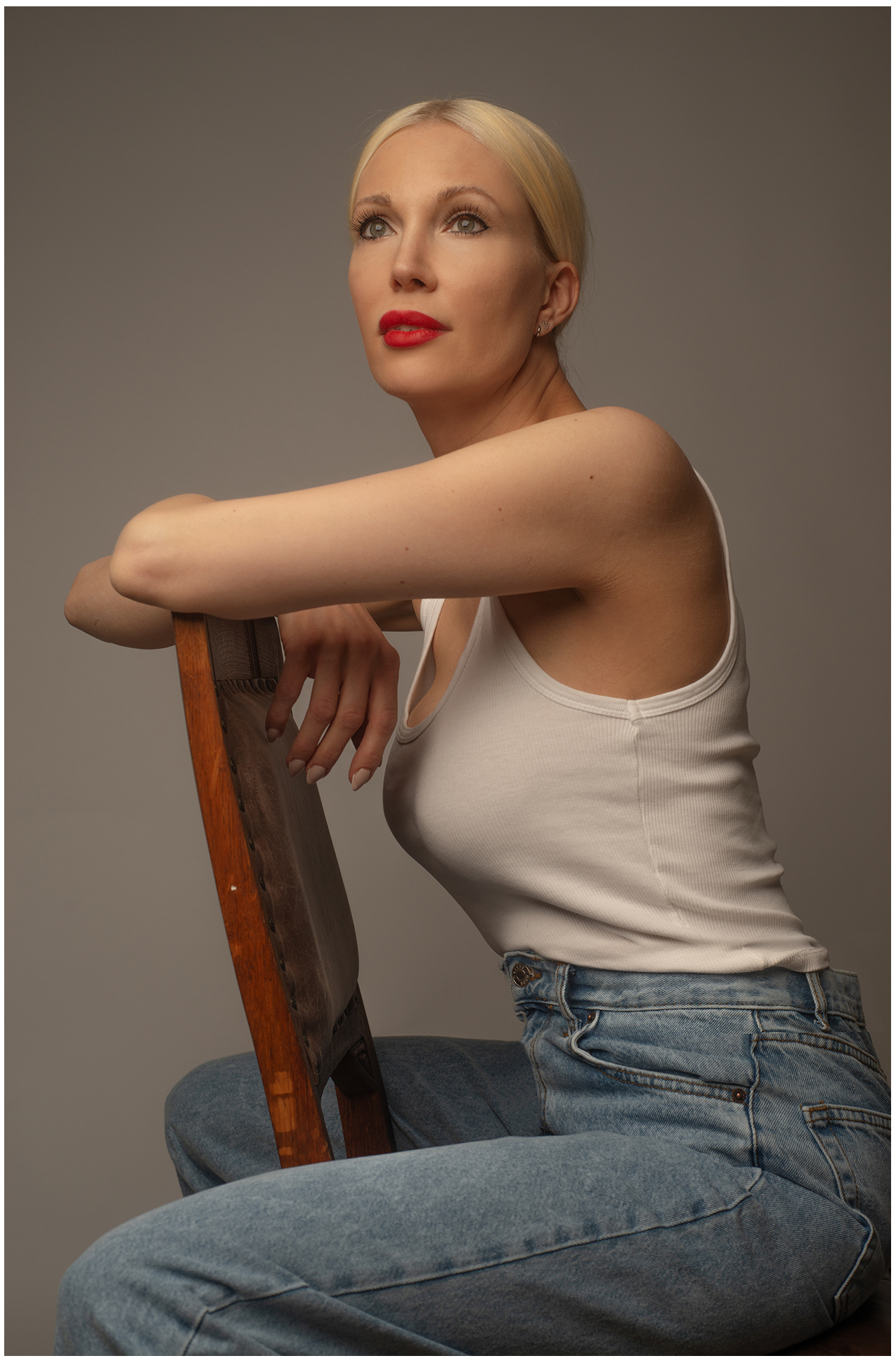 best-age-model-fotoshooting-claire-sitzend-stuhl-7927