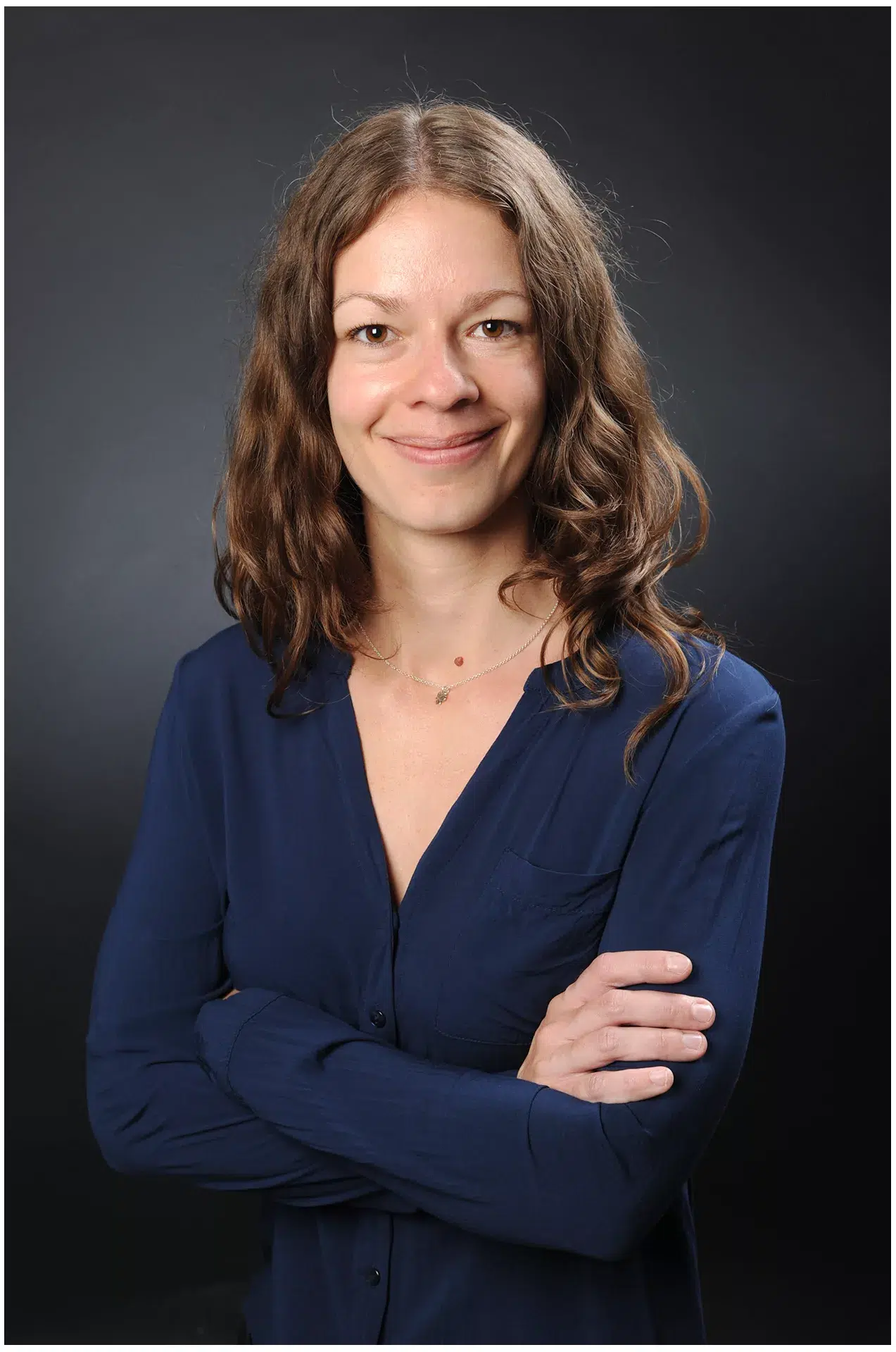junge Frau haare lang lächelnd