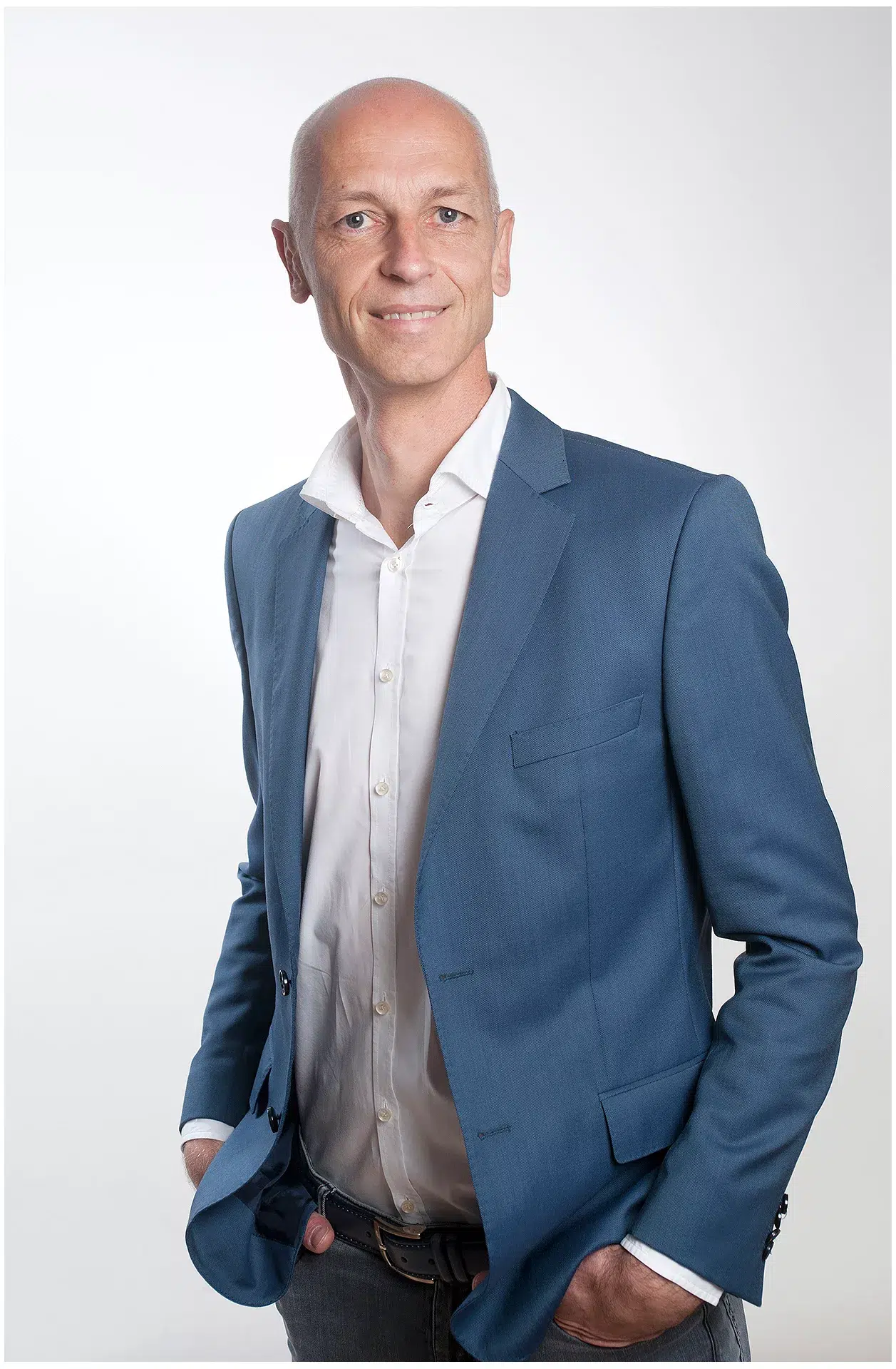 Mann im blauen Sakko und weißen Hemd Halbkoerperportrait