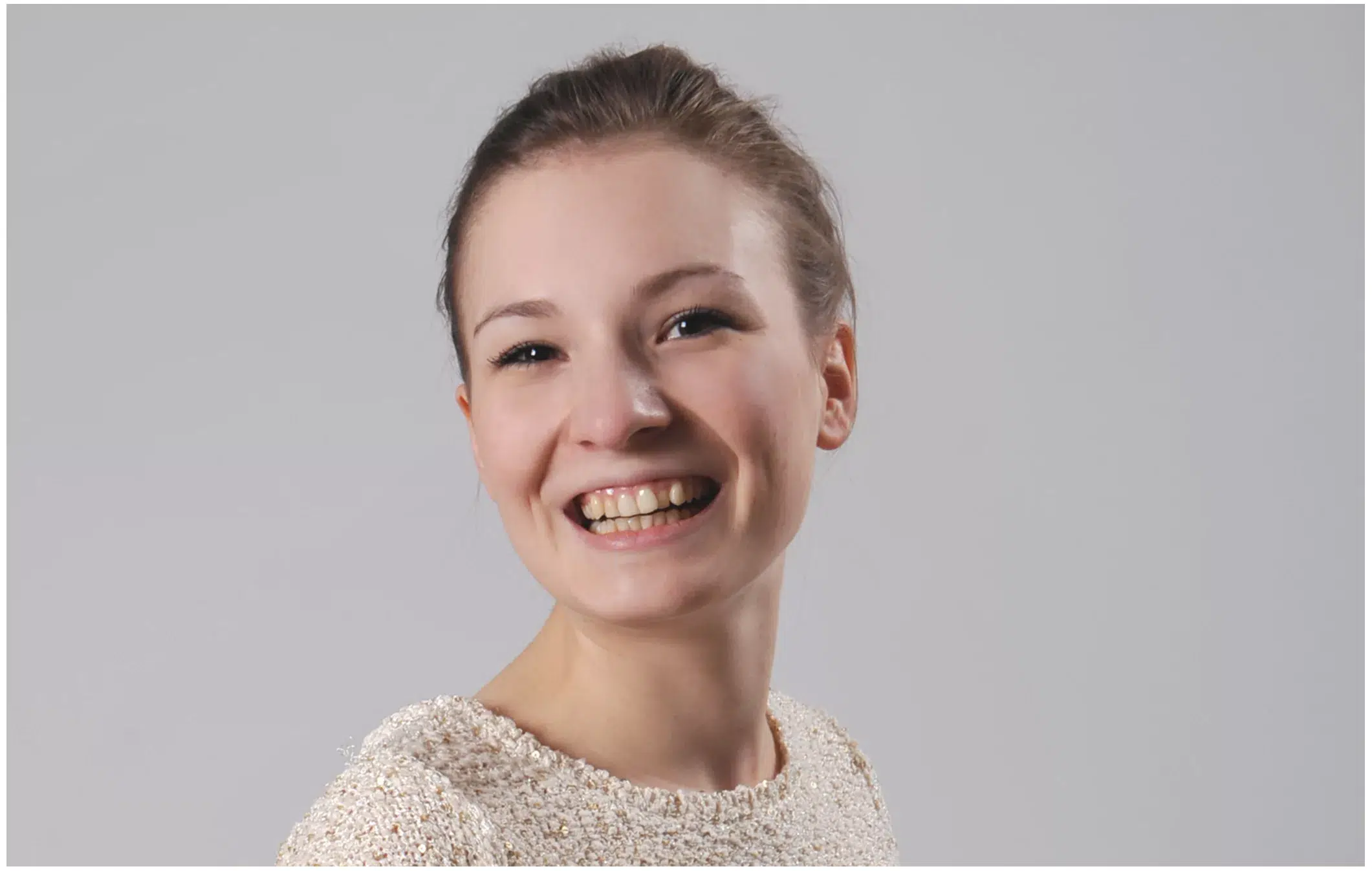 moderne Bewerbungsfotos junge Frau mit viel laecheln, grosses Portrait