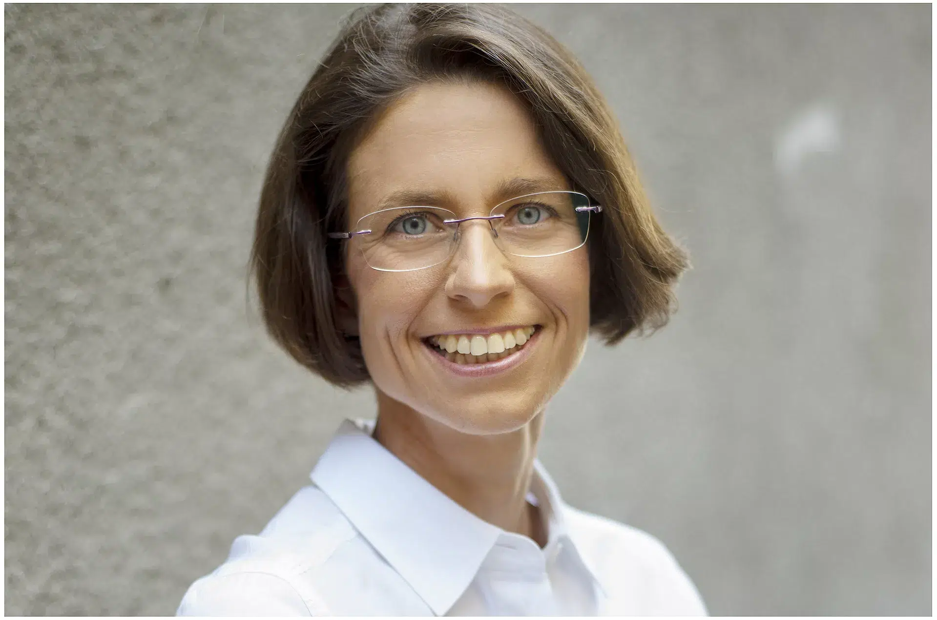 Frau mit der Brille Outdooraufnahme