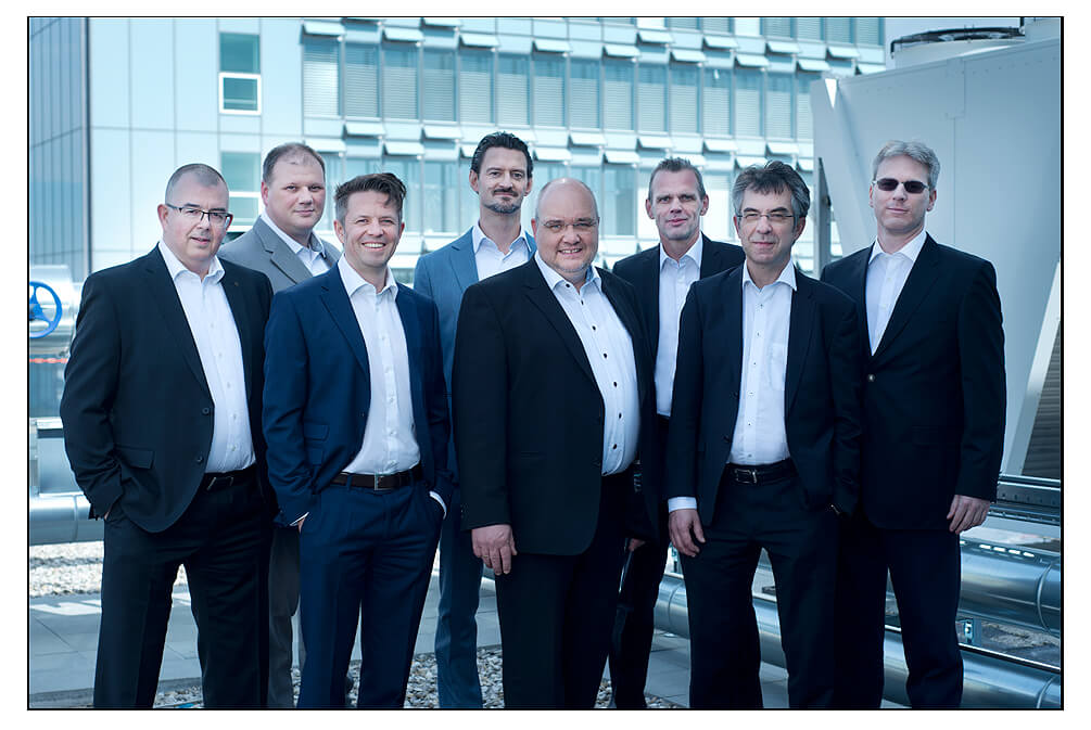 Gruppenfoto Geschäftsführung Businessfoto München auf dem Dach im Front von Fraunhofer Institut