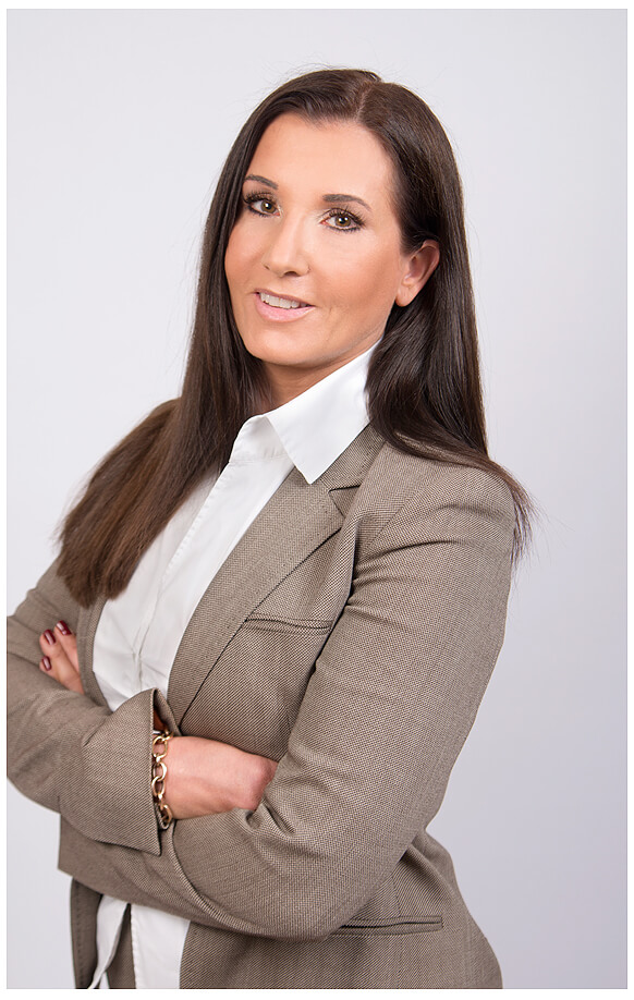 Businessportrait Businessfrau Fotoshooting im Businessoutfits, Hände verschränlt, farbig, Heller Sakko