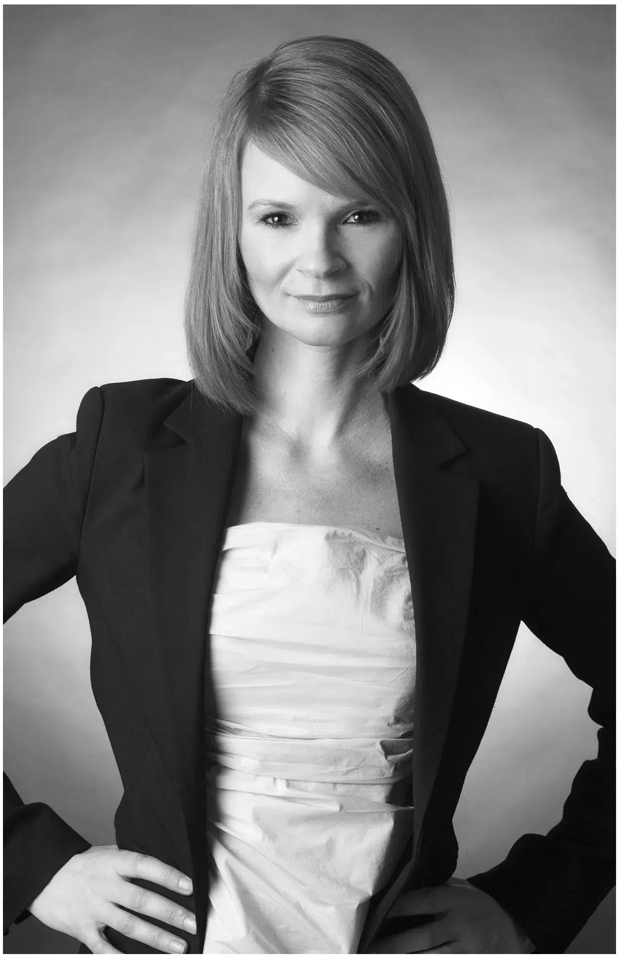 Modernes Businessportrait im Studio eine Frau frontal, schwarz-weiss