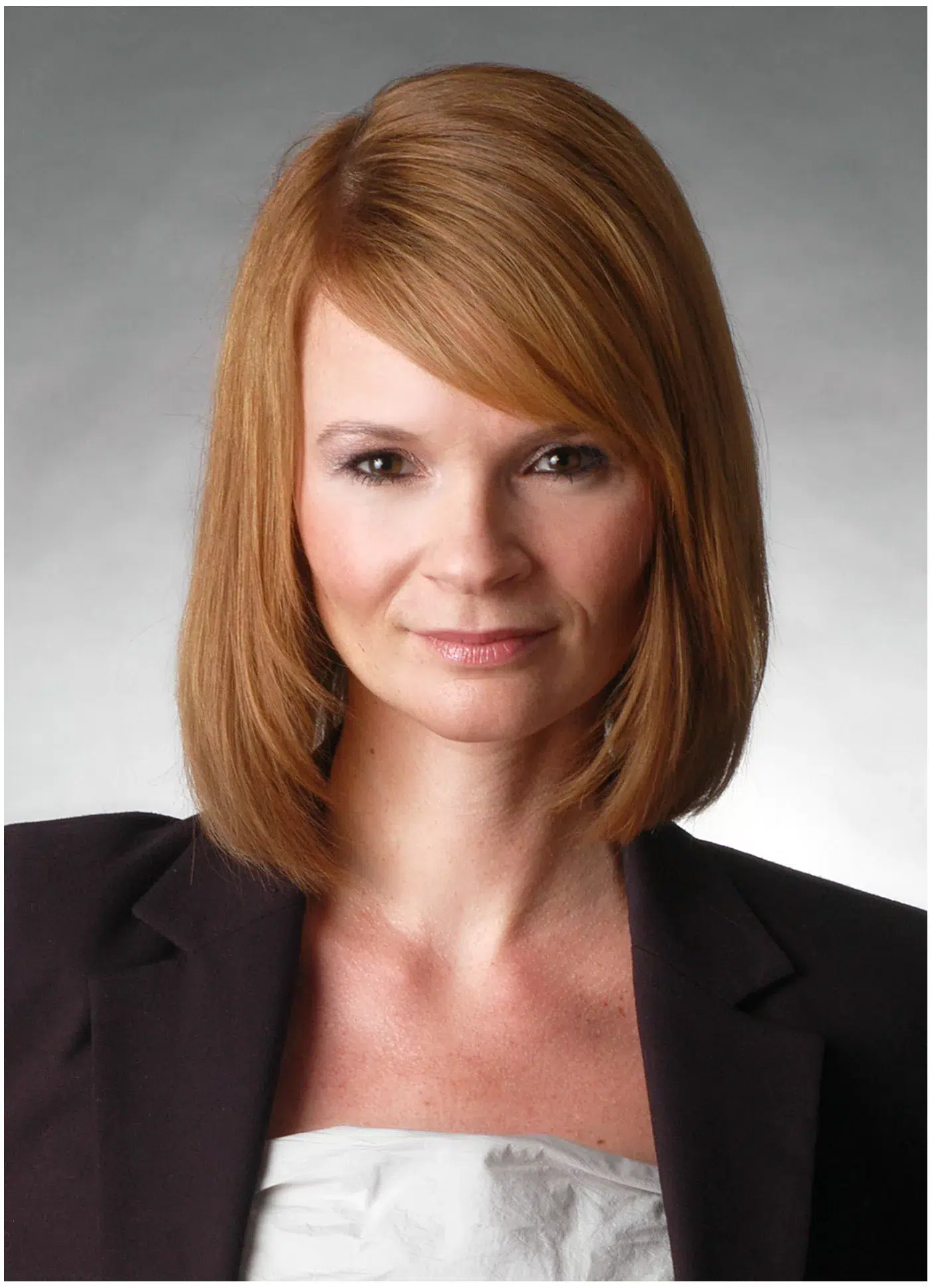 Modernes Businessportrait im Studio rothaarige Frau Frontal