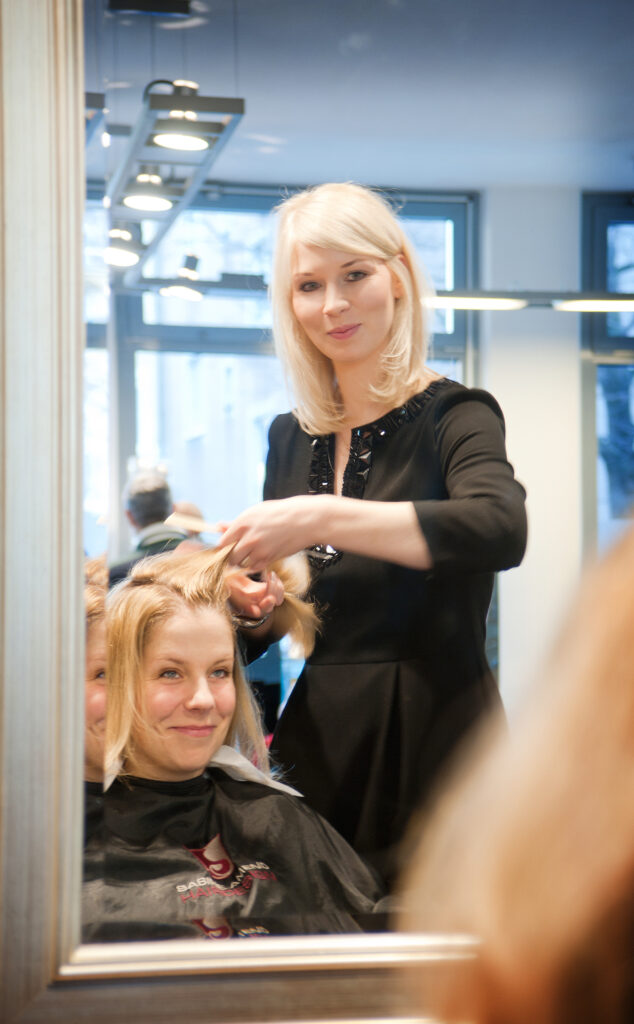 On-Location Businessfoto im Friseursalon: Styling am Spiegel, Kundin und Friseurin im Gespräch – Personal Branding München