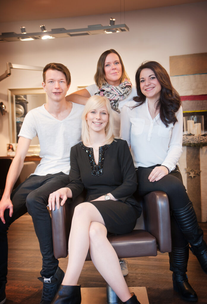 Team-Businessportrait im Friseursalon: vier Mitarbeitende, entspannter Auftritt, moderner Salonlook – Firmenportrait München Schwabing